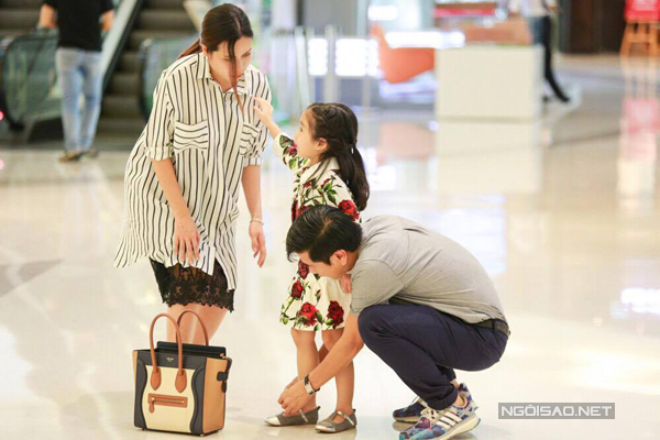 Lưu Hương Giang và Hồ Hoài Anh cùng mua sắm cho con gái thứ 2