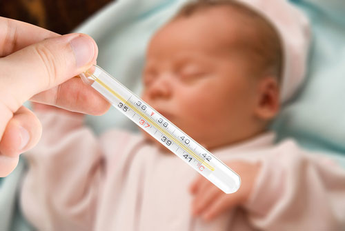 Trẻ sơ sinh bị sốt phải làm sao?