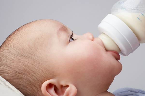 Bé bú sữa mẹ hoàn toàn có nên dặm thêm sữa công thức?